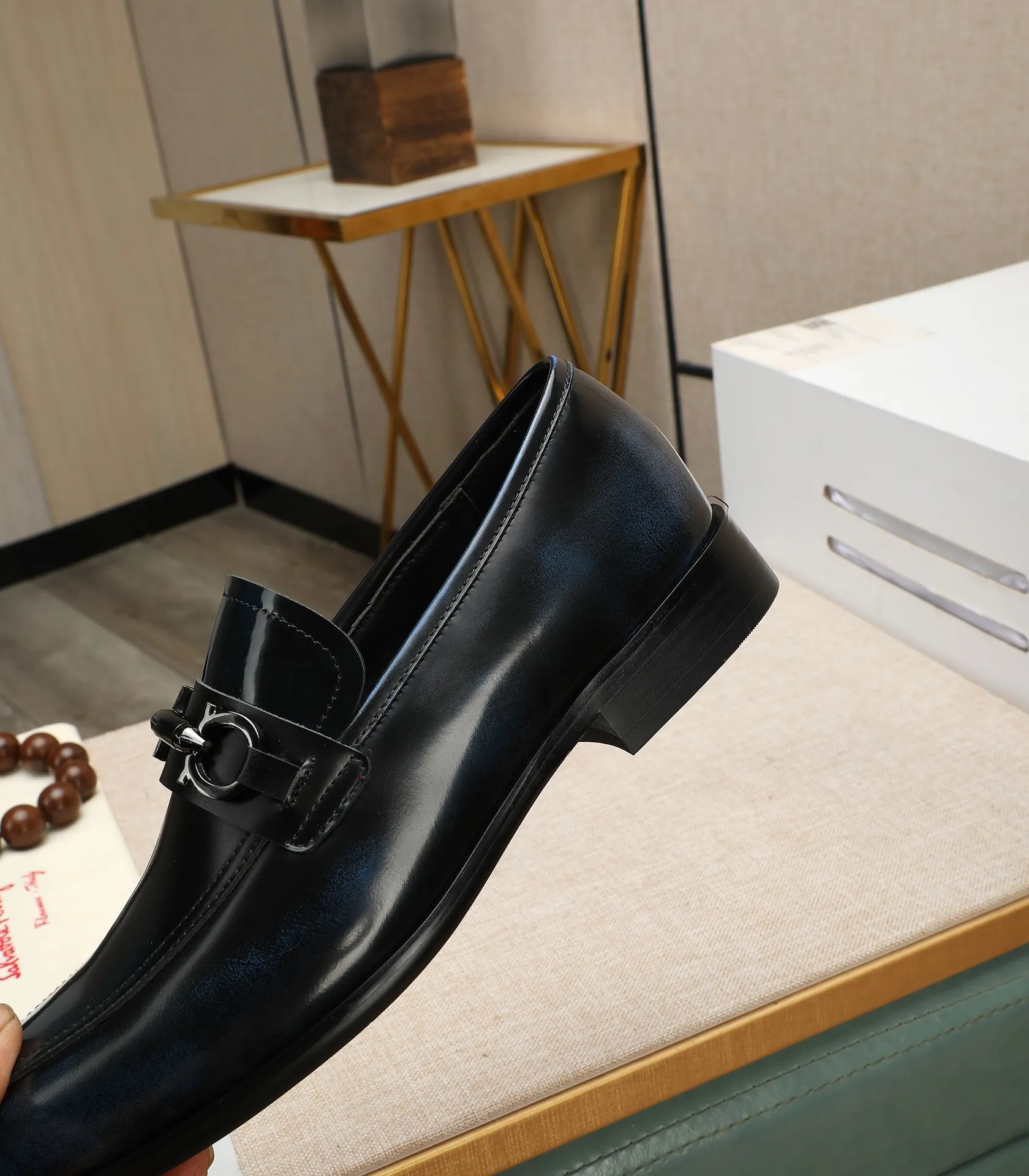 Men's shoes 💰540📛📛(water-dyed cowhide) Salvatore Ferragamo high-end (Salvatore Ferragamo) is the world's top luxury footwear brand. It comes from the fashion kingdom of Italy and is famous all over the world for its traditional handmade design and novel styles...🚶🏻🚶🏻New suit shoes are available simultaneously at the counter. This model is purely handmade. The fabric is imported from Italy's original first-layer cowhide. Soft water-dyed cowhide lining. Original authentic outsole🌀🌀Size: 38➖44 (45 customized)